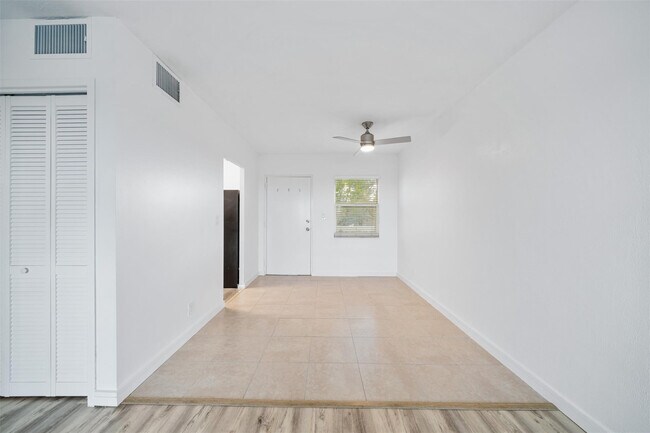 Building Photo - 2555 NE 11th St