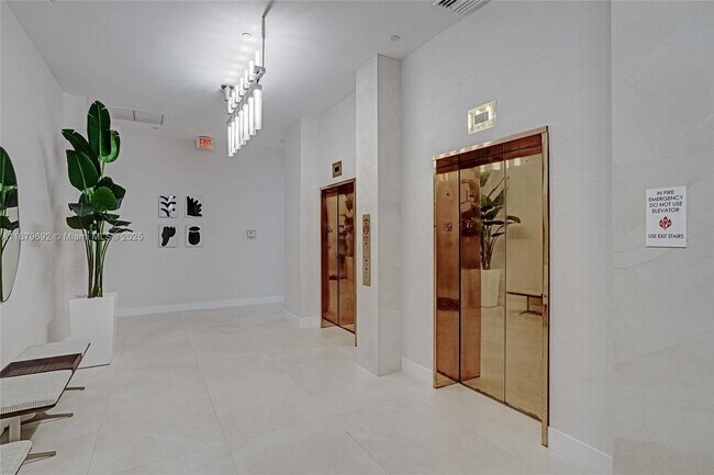 Building Photo - 3640 Yacht Club Dr