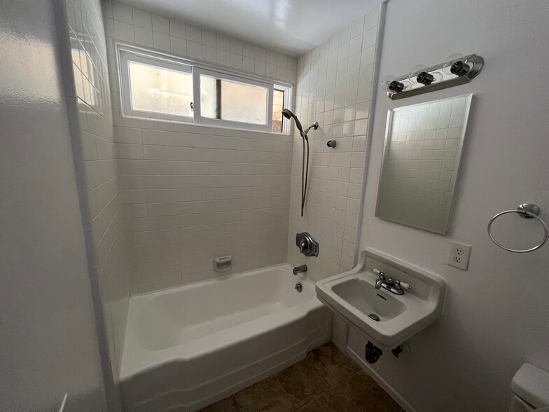 Building Photo - 14225 Riverside Dr