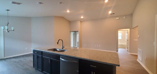 Building Photo - Like New!! 4-Bedroom, 2-Bathroom in Lakeland