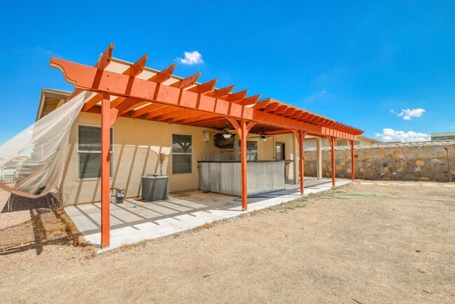 Building Photo - Beautiful East side House 3 bed-2.5 baths in front of Park