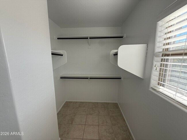 Building Photo - 2408 W Skinner Dr