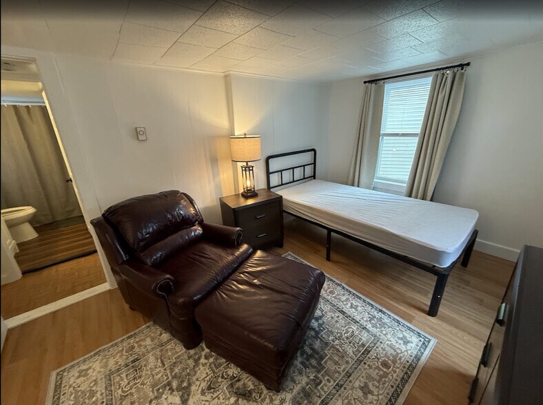 Building Photo - 47 Oak Ter