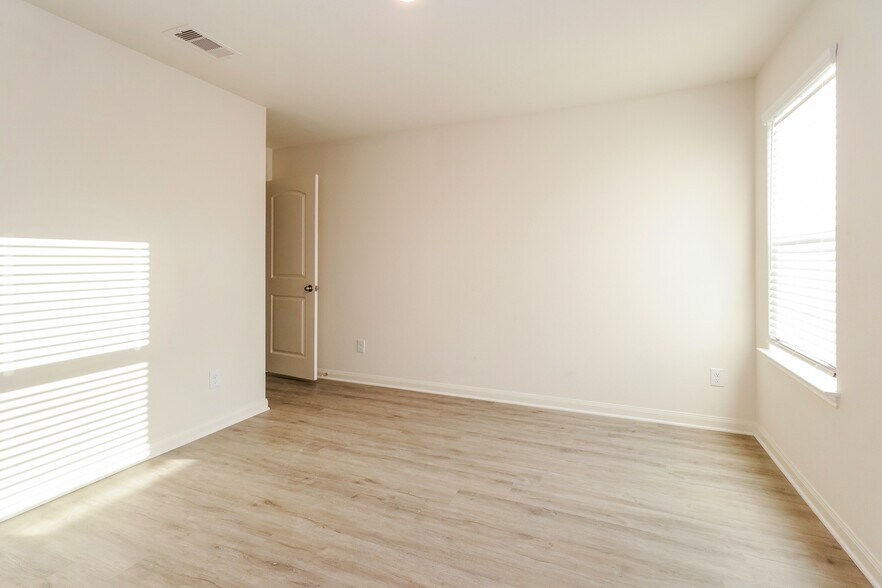 Building Photo - 26627 Ezemily Dr