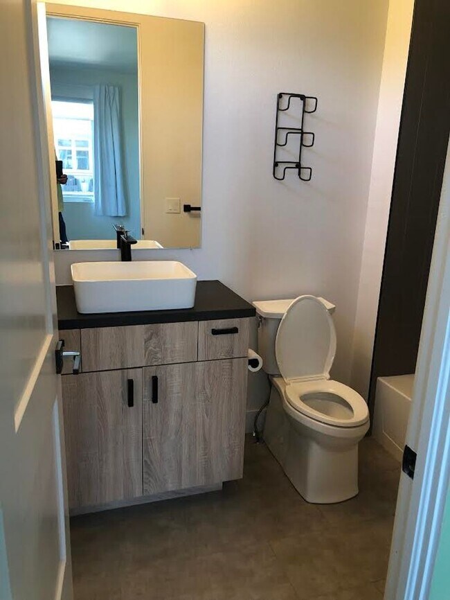 Building Photo - Beautiful 3 Bed, 4 Bath Home, Stunning Views from Rooftop Deck, D-12, close to DT and Military
