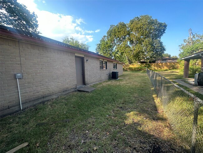 Building Photo - 13258 Bluff View Dr
