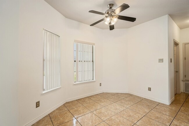 Building Photo - 302 Echo Valley Dr