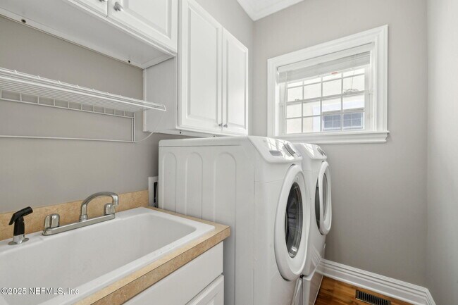 Building Photo - 137 3rd St S