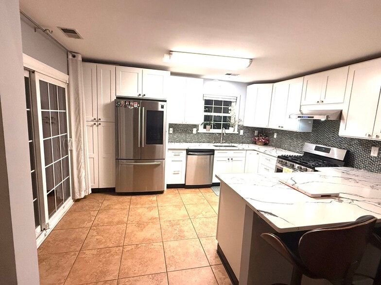 Building Photo - 24 Lee Ct