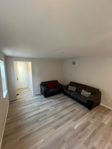 Living room - 8916 Snake River St