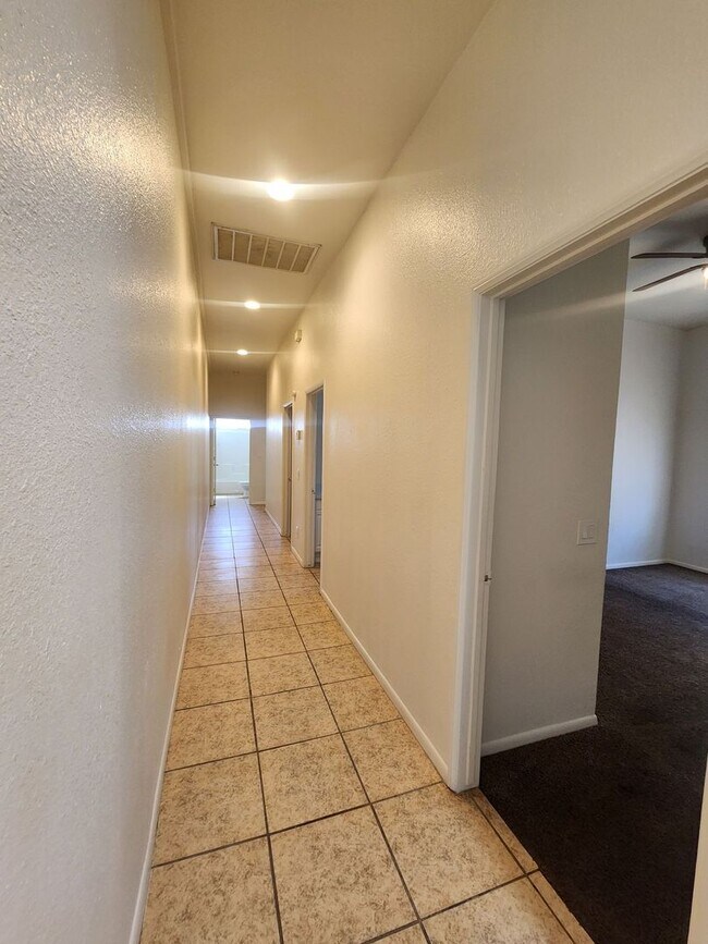 Building Photo - 3 Bedroom 2 Bath Townhouse