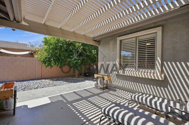 Building Photo - 587 E Benrich Dr
