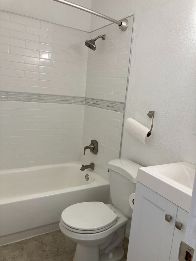 Building Photo - Recently Renovated 1BR! Lovely Kitchen, Ba...