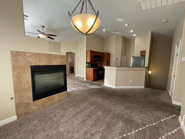 Building Photo - Gorgeous Townhome in Gated Community!