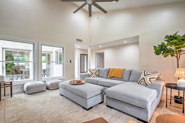 Building Photo - 7833 E Foxmore Ln