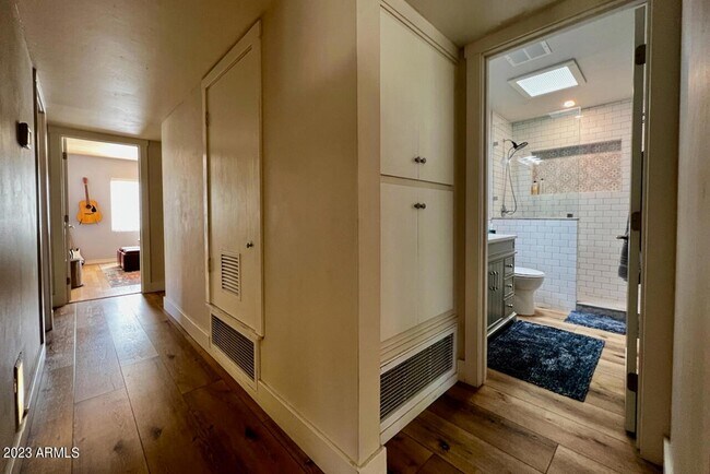 Building Photo - 4327 E Rancho Dr