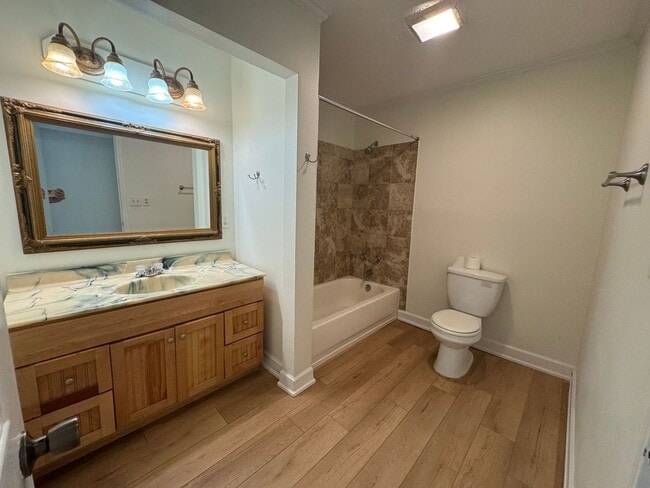 Building Photo - Downtown - Pensacola - 3 bedroom, 2 bathroom