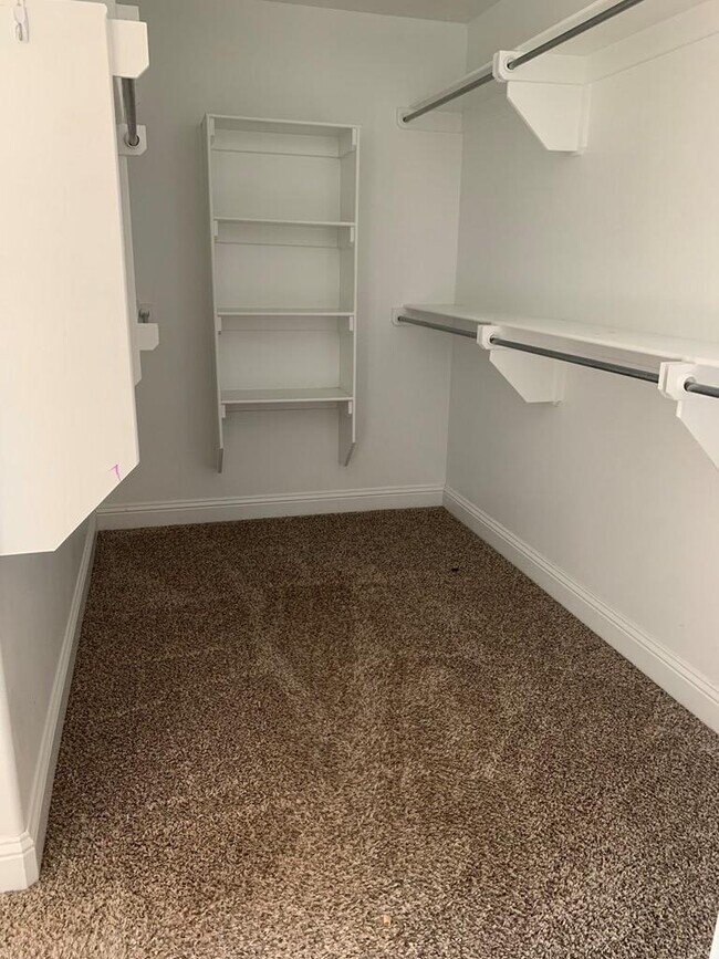 Building Photo - 905 E 98th St