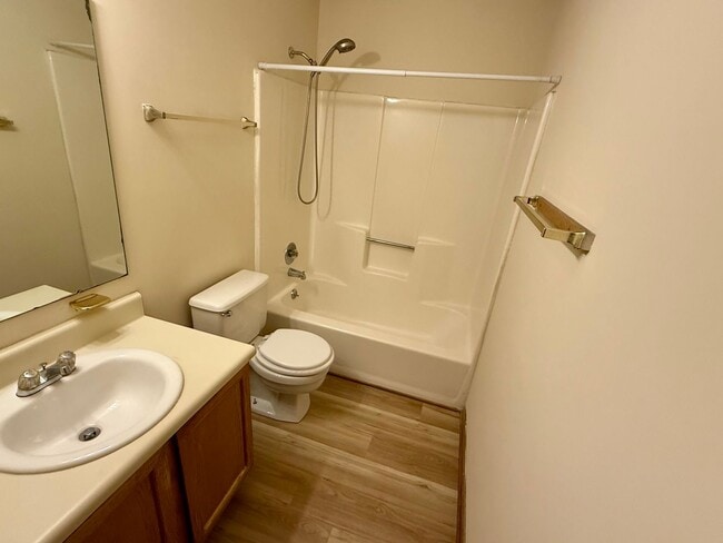 Building Photo - Conveniently Located Townhouse!
