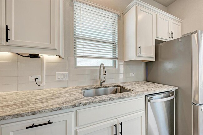 Building Photo - 12811 Stanford Dr