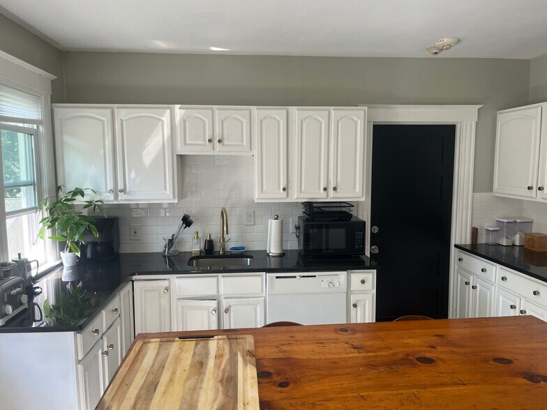 Building Photo - 39 Maplewood Ave