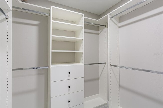 Walk in closet - 1918 E Shadowlawn Ave