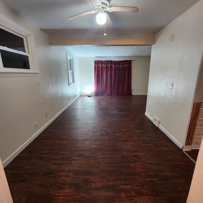 Building Photo - Spacious 3 Bedroom 1.5 Bath Single Family Home Available Soon