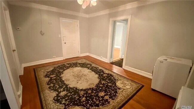 Building Photo - "Charming 3-Bedroom Unit in Queens – Spacious 900 Sq Ft Living!"