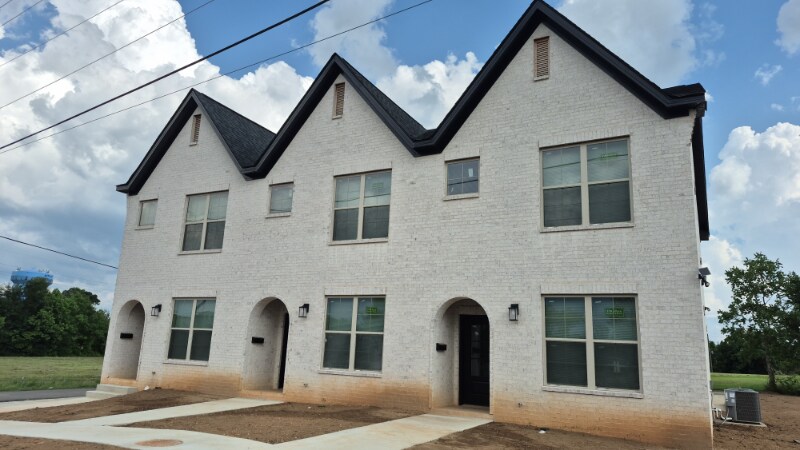 Building Photo - 901 27th St