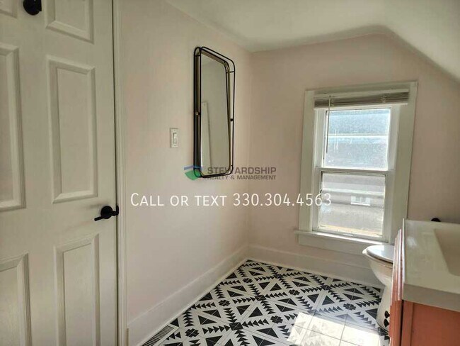 Building Photo - 687 Allyn St