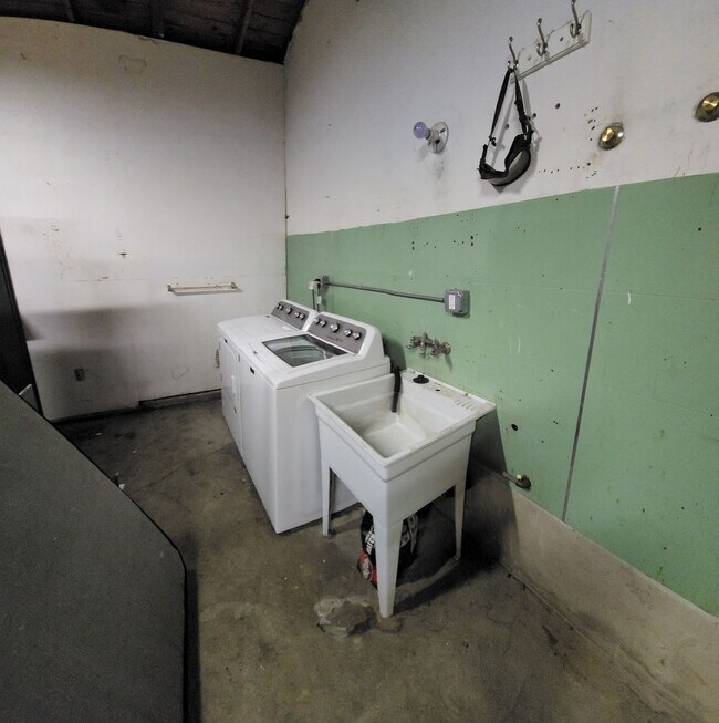 Building Photo - 5 bed 3.5 bath home close to campus!