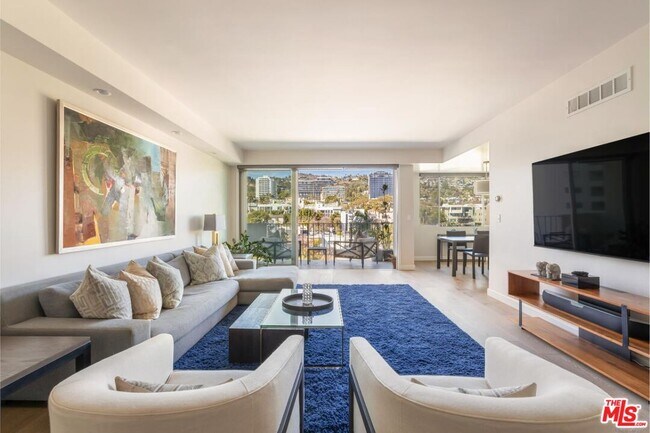 Building Photo - 818 N Doheny Dr