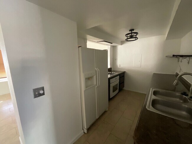 Building Photo - Newly renovated 2Bedroom 2 Bath Condo