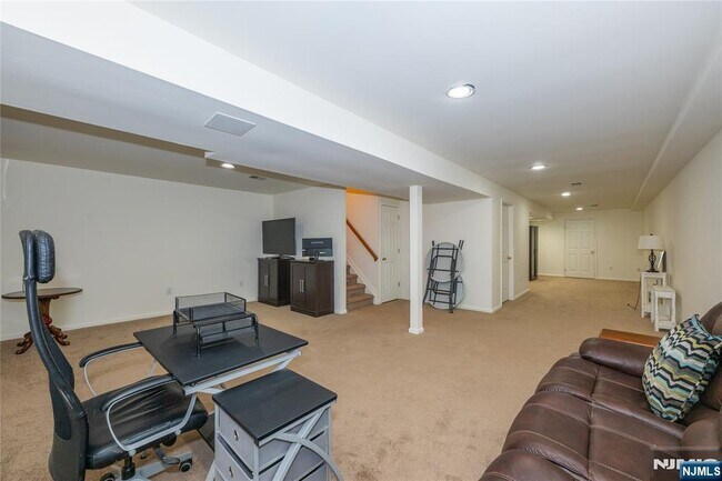 Building Photo - 533 Cascade Ct
