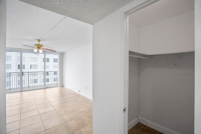 Building Photo - 18051 Biscayne Blvd