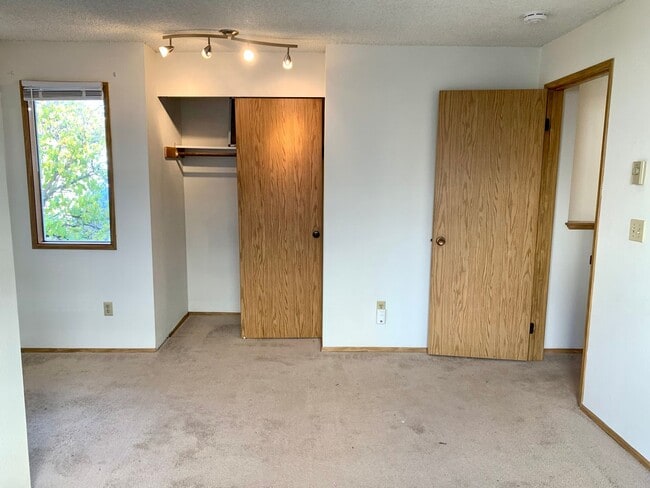 Building Photo - Spacious 2 Bedroom Condo - Located Near Seattle University