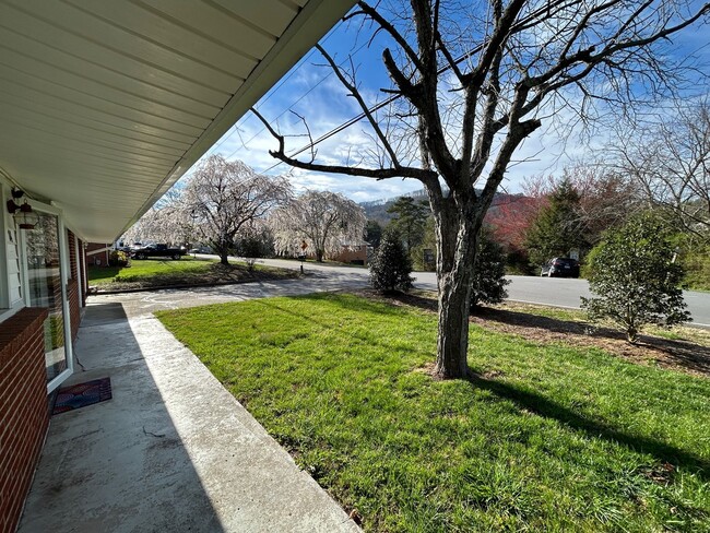 Building Photo - Weaverville - Clean and Tidy! Home Office,...