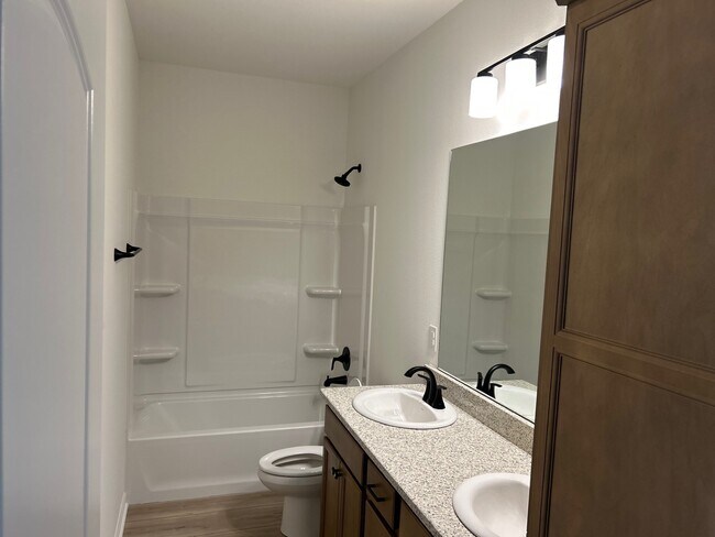 Building Photo - 41360 Rosewood Ln