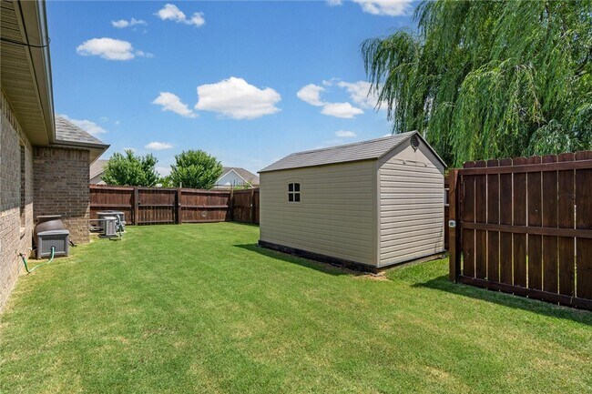 Building Photo - 5819 W Cane Hill Dr