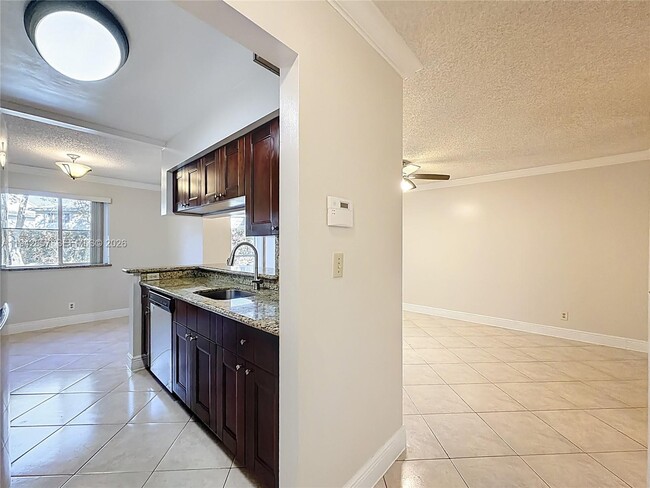 Building Photo - 9877 Westview Dr