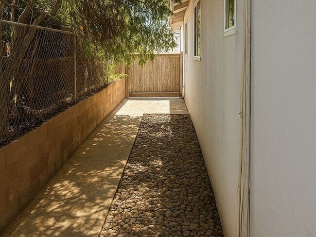 Building Photo - 2 Bedroom Bakersfield Beauty!