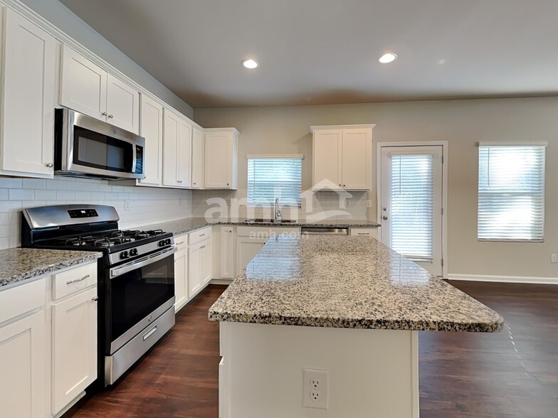 Building Photo - 218 Omega Ct