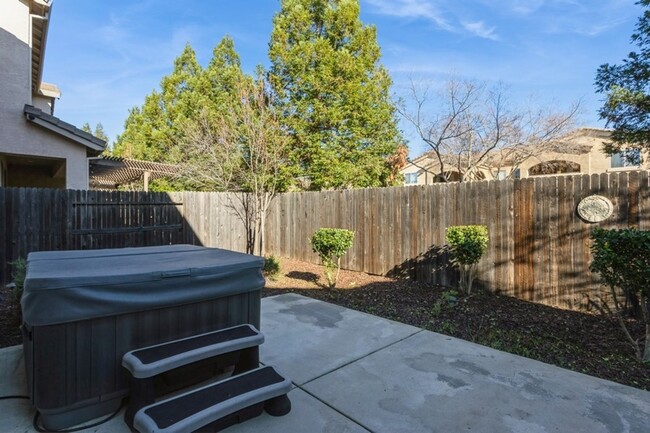 Building Photo - Gorgeous Roseville Home in Gated Community