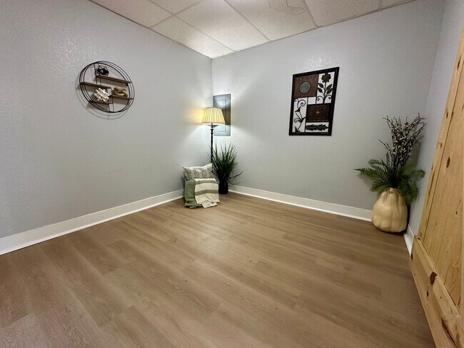 Building Photo - 1 bed, 1 bath home for rent in quiet Water...