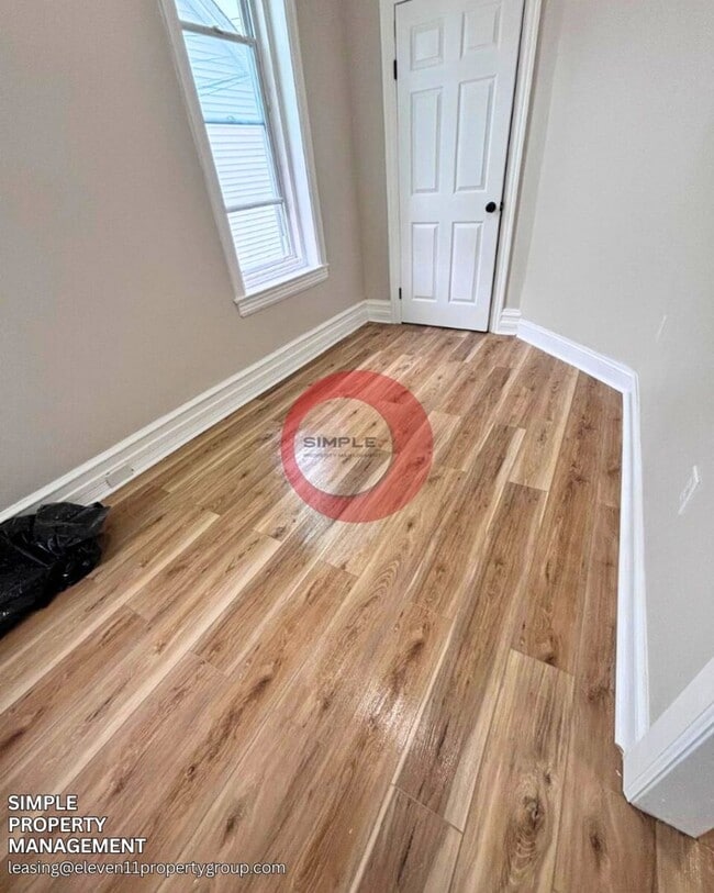 Building Photo - Massive 5 bedroom 1 bath house with fence in yard