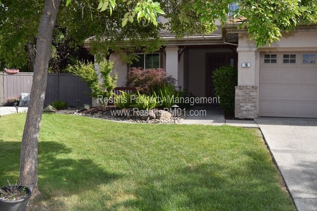 Building Photo - Beautiful 5 bedroom home with pool and spa!