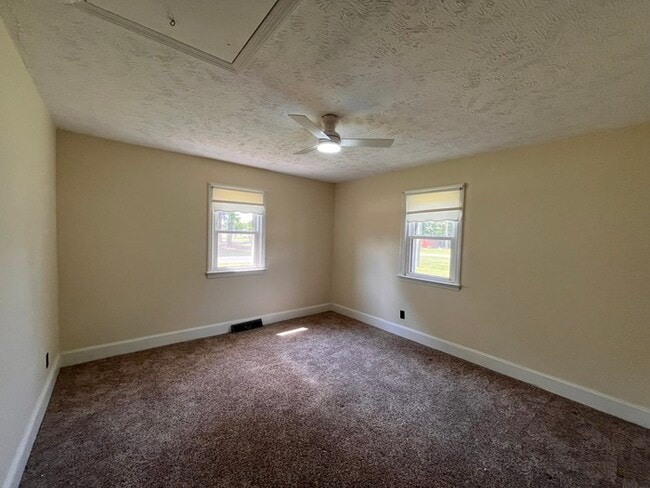 Building Photo - 209 4th St