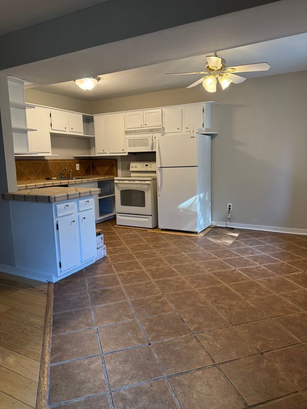 Building Photo - 5200 Hilltop Dr