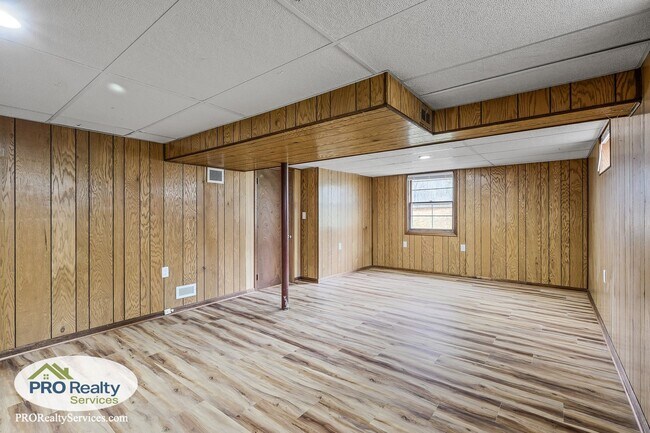 Building Photo - 3 Bedroom House on a Large Lot