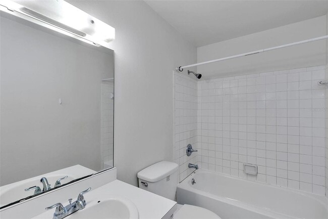 Building Photo - Comfortable & Spacious 3BR Condo with Built-In Closets and Backyard Patio in Tavares Community